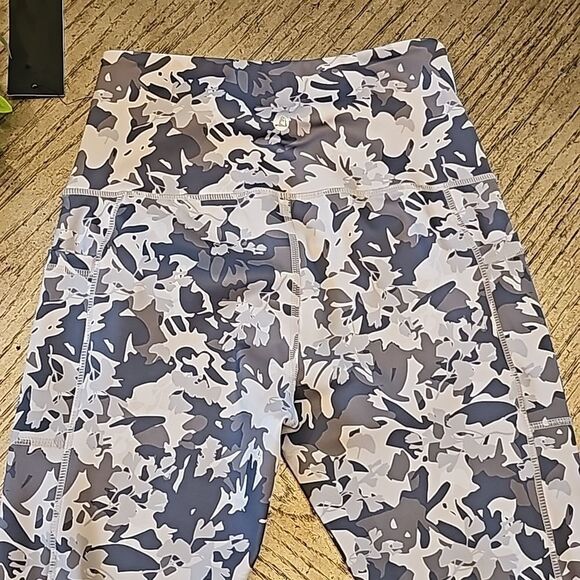 Floral capri high waisted leggings size S NWT - Picture 11 of 12